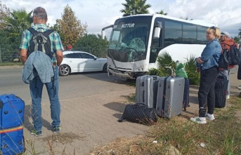 Turistleri taşıyan midibüs kazayı ucuz atlattı!