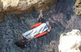 Yukarı çıkartılamayan ceset, denize indirilerek botla kıyıya getirildi