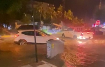 Alanya’da sağanak yağış sonrası evleri, iş yerlerini ve okulu su bastı!