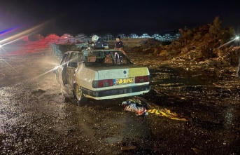 Arızalanıp çalıştırmak istenen araç birden alev alıp küle döndü!