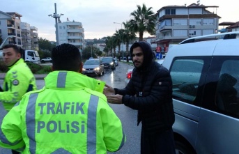 Rampadan inen bisikletçi hafif ticari araca çarptı: 1 yaralı!