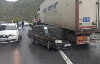 Virajı alamayan otomobil, tırın altında kaldı: 1’i çocuk 4 yaralı!