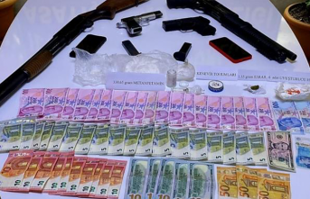 Alanya'da polisten kaçarak saklandıkları evden uyuşturucu ve silah çıktı!