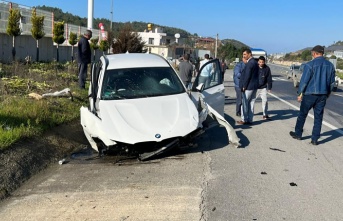 Alanya'da bordür taşına çarpıp kanala giren otomobilin sürücüsü yaralandı!