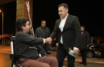 BAŞKAN YÜCEL HASTANELER VE EMNİYET GÜÇLERİNİ ZİYARET ETTİ VATANDAŞLARIN YENİ YILINI KUTLADI