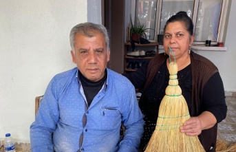 Karı koca evlerinin balkonunda süpürge yaparak 40 yıldır geçimlerini sürdürüyor