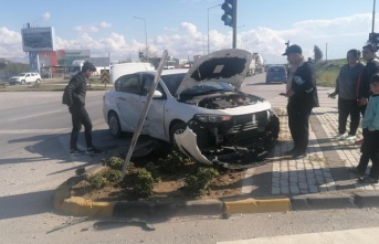 Kırmızı ışık ihlali yapan sürücü, otomobile yandan çarptı: 3 yaralı!