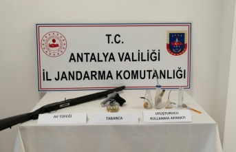 Manavgat'ta uyuşturucu ve ruhsatsız silah ele geçildi