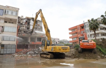 ALANYA BELEDİYESİ KENT GENELİNDEKİ RİSKLİ BİNALARI YIKIYOR