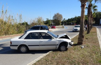 Alkolden ehliyeti iptal edilen sürücü otomobille palmiyeye çarptı!