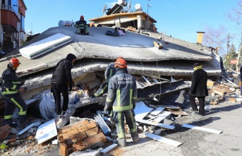 Antalya İtfaiyesi 57 saat sonra bir vatandaşı enkazdan sağ çıkardı