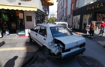 Deprem bölgesine giden minibüs ile otomobil çarpıştı!