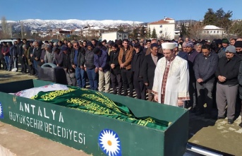 Depremde yaşamını yitiren Ümmühan öğretmen memleketi Antalya'da toprağa verildi