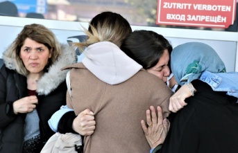 Depremden kurtulan anneye gözyaşları arasında karşılama