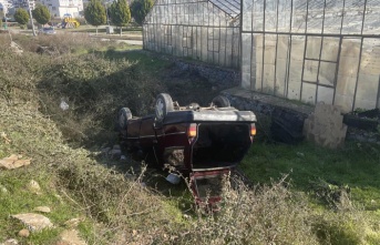 Gazipaşa'da kontrolden çıkan otomobil şarampole uçtu: 2 yaralı!