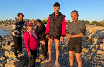 Otele yerleşen depremzede aile, kıyıya vuran 4 metrelik dev yunusu kurtardı!