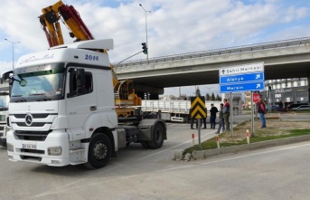 Tırın dorsesi çekiciden ayrıldı, facianın eşiğinden dönüldü!