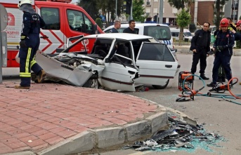 LPG yakıt tankını ön koltuğa kadar getiren kaza: 3 yaralı!