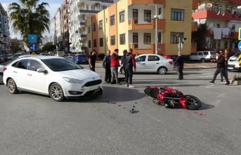 Motosiklet ile otomobil çarpıştı: 1 yaralı!