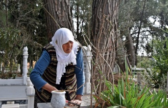 Raziye Teyze 12 senedir her sabah mezarları temizliyor