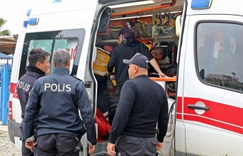 Sörf tahtasıyla açığa sürüklenen turistleri deniz polisi kurtardı!