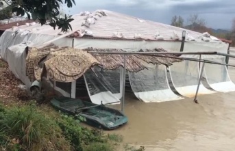 Turuncu kodla uyarılan Antalya'da tarlalar ve yollar göle döndü!