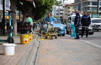 ALANYA BELEDİYESİ DURAK ÖNLERİNİN BOYASINI YENİLİYOR