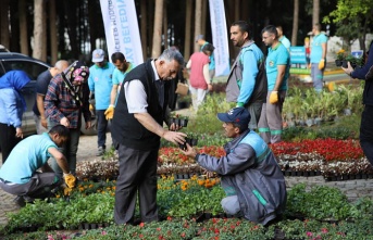 ALANYA BELEDİYESİ GELENEKSEL ÇİÇEK DAĞITIMINI GERÇEKLEŞTİRDİ