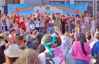 ALANYALI ÇOCUKLAR ÖNCE COLOR FEST’DE ARDINDAN UÇURTMA ŞENLİĞİNDE EĞLENDİ