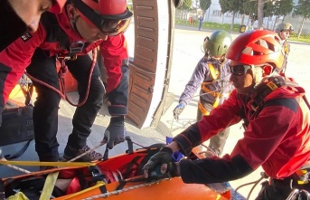 Düşen paraşütçüye jandarma helikopteriyle kurtarma