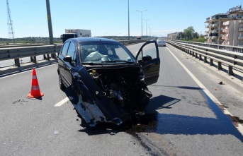 Sürücüsünün hakimiyetini kaybettiği otomobil bariyerlere çarptı