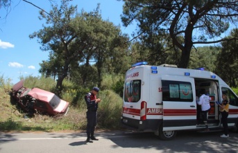 Toprak yığınına çarpan otomobil hurdaya döndü: 1'i ağır 2 yaralı !