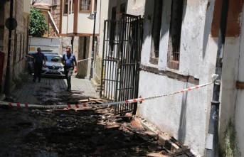 22 milyon liraya satışta olan tarihi binadaki yangın geceyi aydınlattı