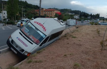Alanya'da feci kaza ! yolcu minibüsüyle kamyonet çarpıştı: 9 yaralı