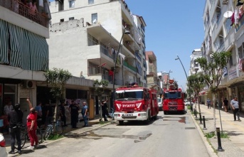 Binalardan tek katlı binanın üzerine atılan çöpler ikinci kez yangın çıkardı