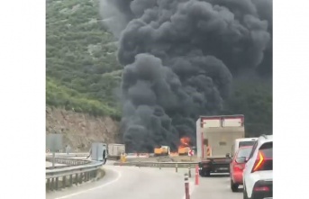 Boya yüklü tır alev alev yandı