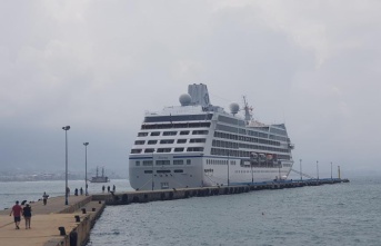 Mürettebatla birlikte bin 26 turisti taşıyan kruvaziyer Alanya'ya demirledi