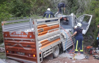 Freni boşalan kamyonet devrildi: 2 ölü, 1 yaralı !