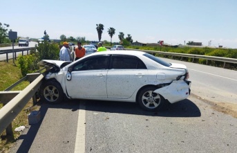 Hatalı sollama yapan otomobil sürücüsü, motosiklete çarptı: 2 yaralı