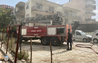 İnşaat halindeki emlak ofisinden çıkan yangın ekipleri alarma geçirdi
