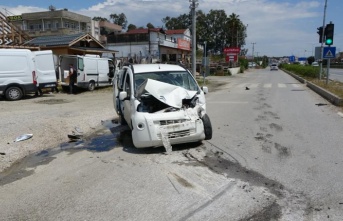 Kapalı kasa kamyonet ticari araçla kafa kafaya çarpıştı: 4 yaralı