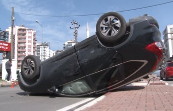 Kavşakta otomobiller çapıştı, takla atan araçtaki sürücü yaralandı