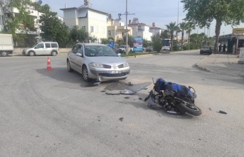 Motosiklet sürücüsü otomobilin altında kalmaktan kıl payı kurtuldu !