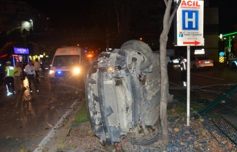 Refüje çıkan otomobil takla attı: 3 yaralı