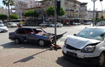 Ters yön kazasında araçlar hurdaya döndü: 4 yaralı