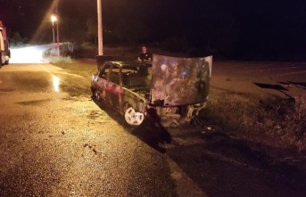 Yol kenarındaki araç yanarak kullanılamaz hale geldi