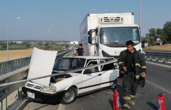 Çarpıp sürüklediği otomobili bariyerlerle arasına sıkıştırdı: 4 yaralı