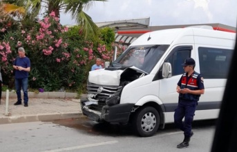 Fren yapan minibüs otoyolu birbirine kattı: 2'si turist 6 yaralı