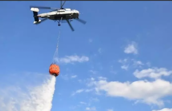 Helikopterin soğutma çalışmasını çeken muhabirler tonlarca suyun altında kalmaktan son anda kurtuldu!