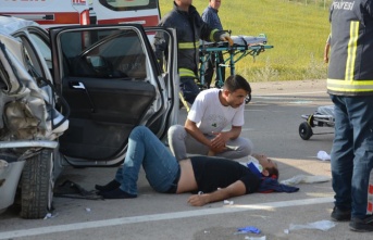 İki aracın çarpışma sonucunda can pazarı yaşandı 3 ölü, 9 yaralı !